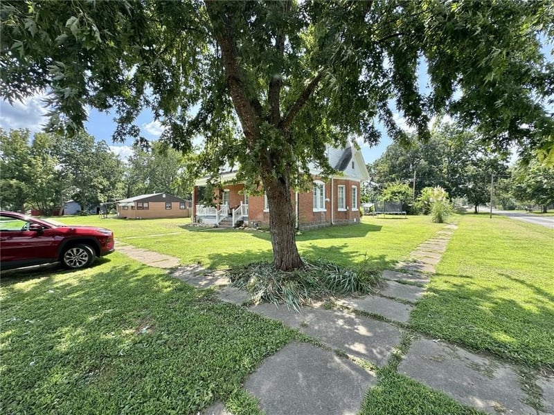 200 Moulton St, Leeton, MO 64761