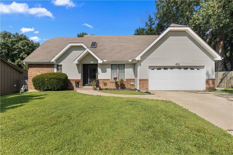6516 Rosehill Rd, Shawnee, KS 66216