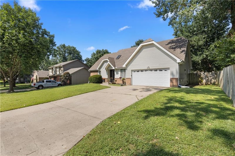 6516 Rosehill Rd, Shawnee, KS 66216