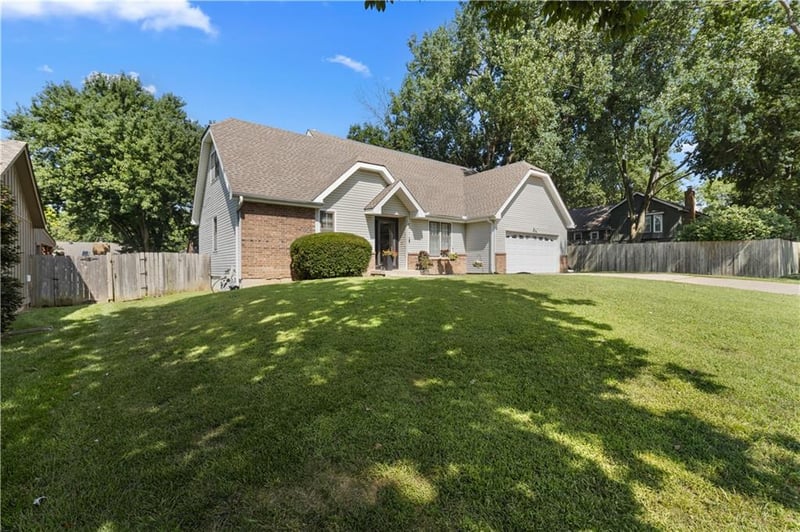 6516 Rosehill Rd, Shawnee, KS 66216