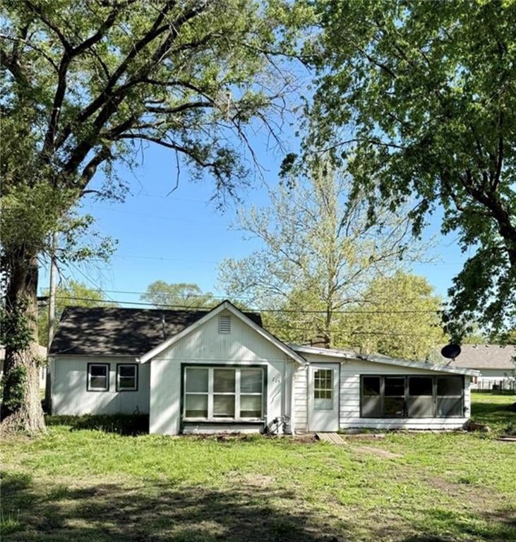 215 3rd St, Tonganoxie, KS 66086