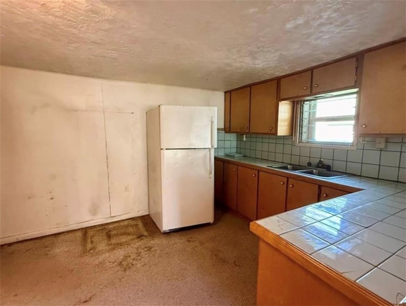 215 3rd St, Tonganoxie, KS 66086