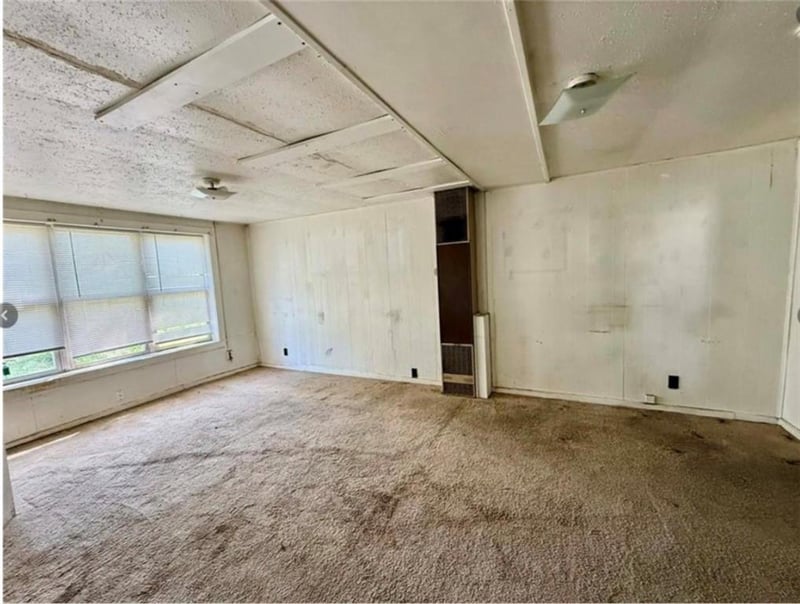 215 3rd St, Tonganoxie, KS 66086