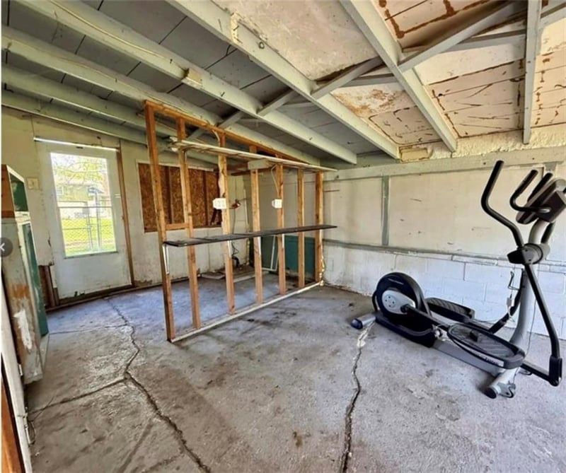 215 3rd St, Tonganoxie, KS 66086