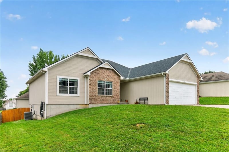 1211 Baytree Dr, Grain Valley, MO 64029