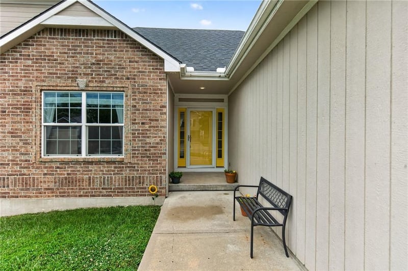 1211 Baytree Dr, Grain Valley, MO 64029