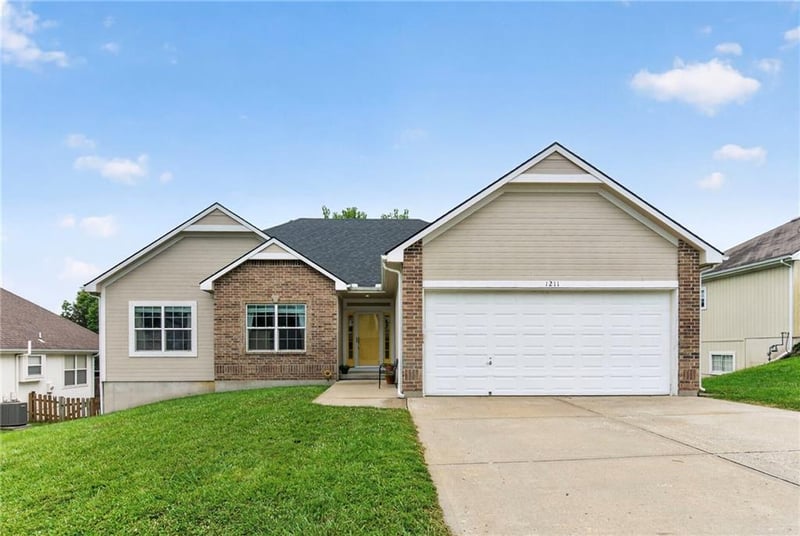 1211 Baytree Dr, Grain Valley, MO 64029