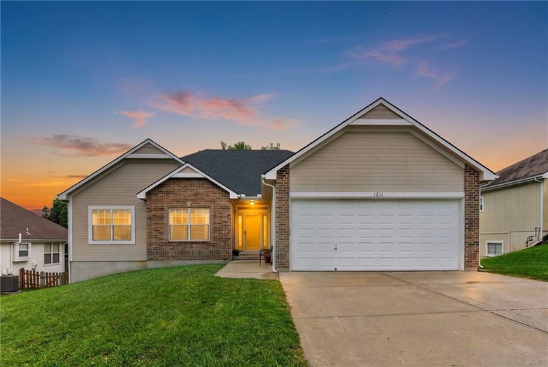 1211 Baytree Dr, Grain Valley, MO 64029