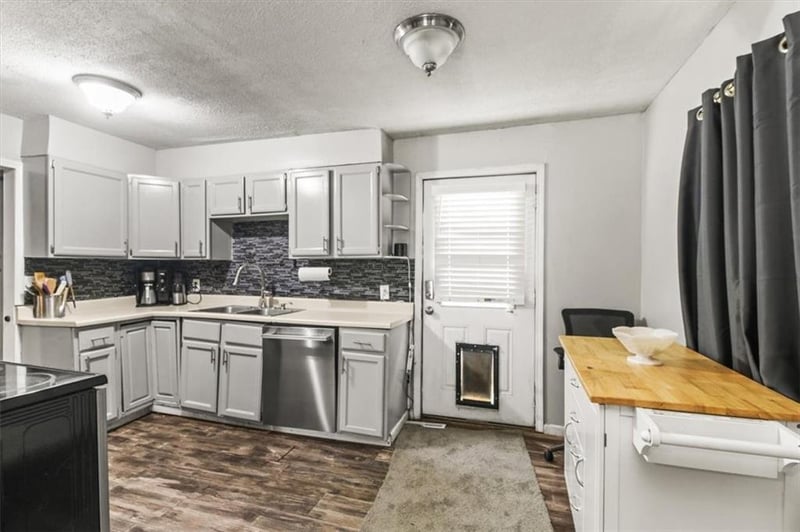 2418 Park Ln, Oak Grove, MO 64075