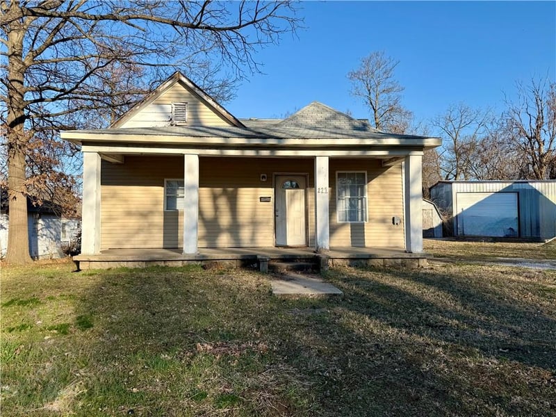 221 Clay St, Nevada, MO 64772