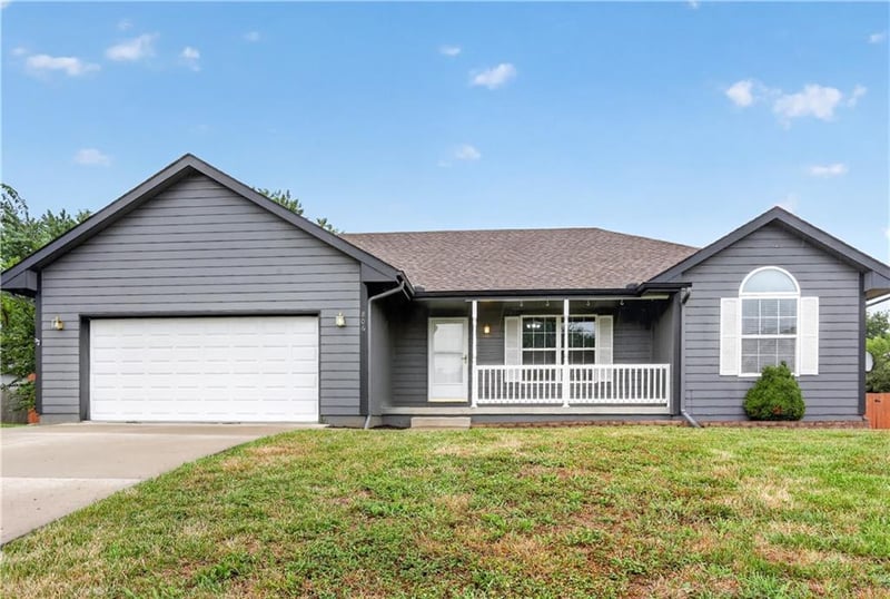806 Garnet Cir, Smithville, MO 64089