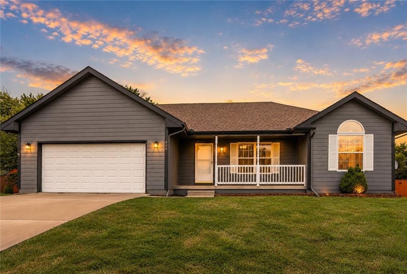 806 Garnet Cir, Smithville, MO 64089
