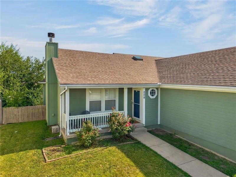 208 112th Ter, Kansas City, MO 64155