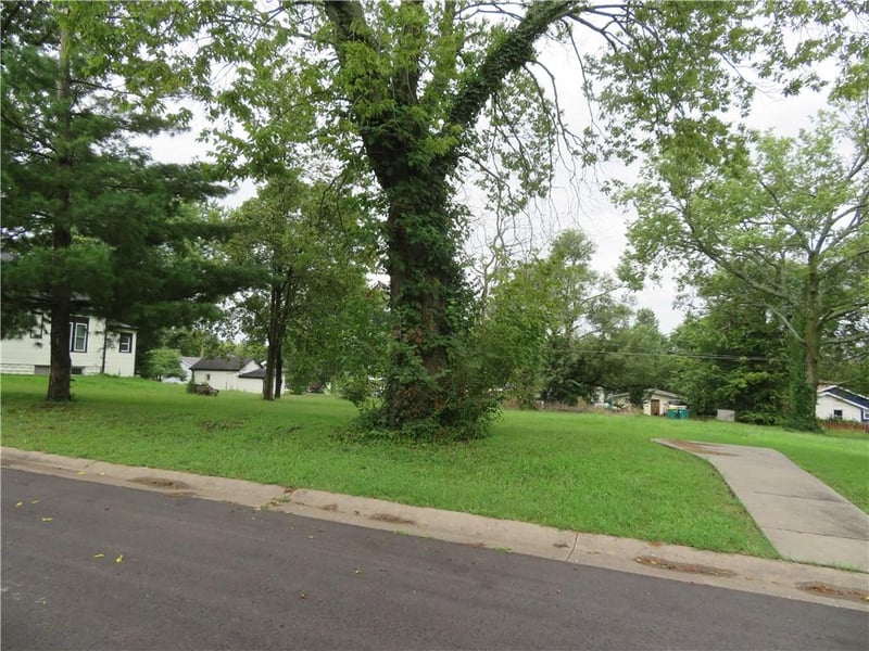 405 Ottawa St, Paola, KS 66071