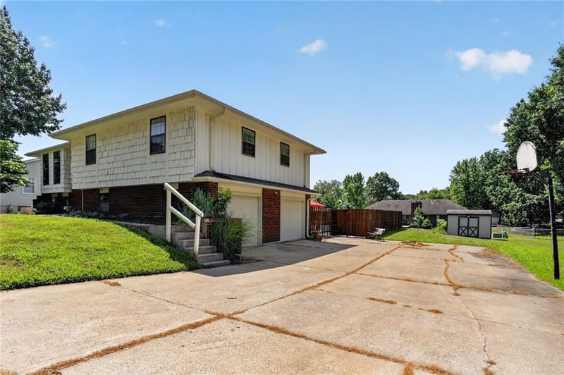 408 Walnut St, Odessa, MO 64076