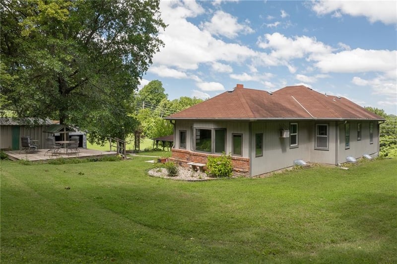 2716 Cook Rd, St Joseph, MO 64505