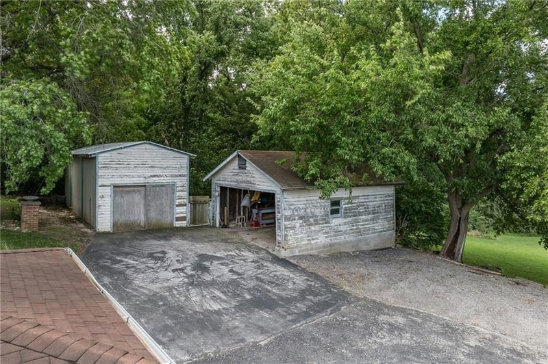 2716 Cook Rd, St Joseph, MO 64505