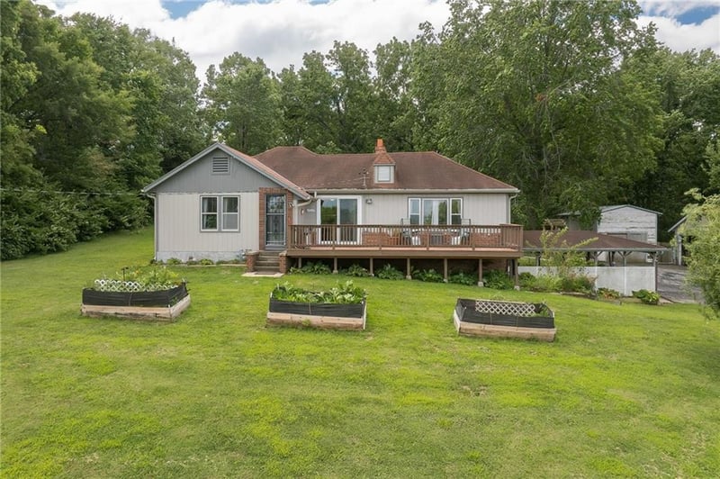 2716 Cook Rd, St Joseph, MO 64505