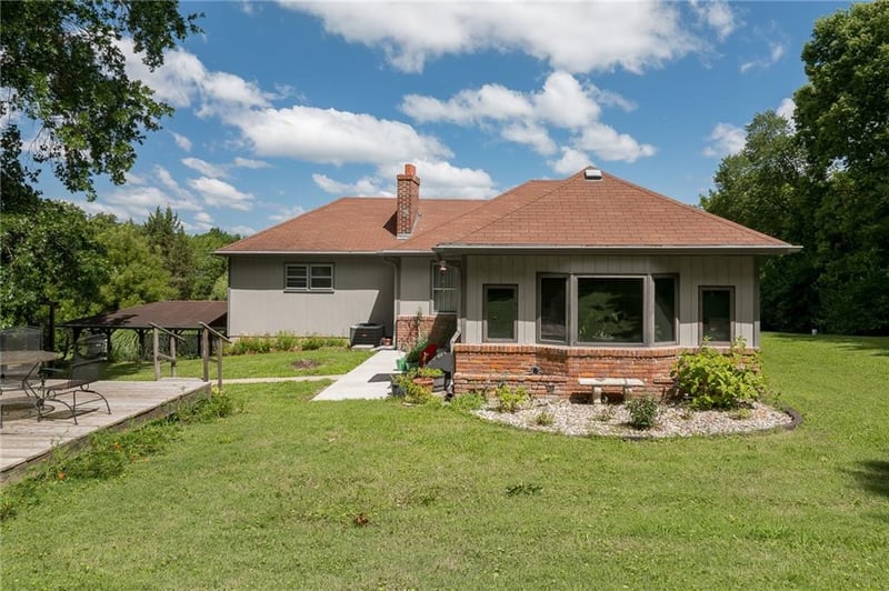 2716 Cook Rd, St Joseph, MO 64505