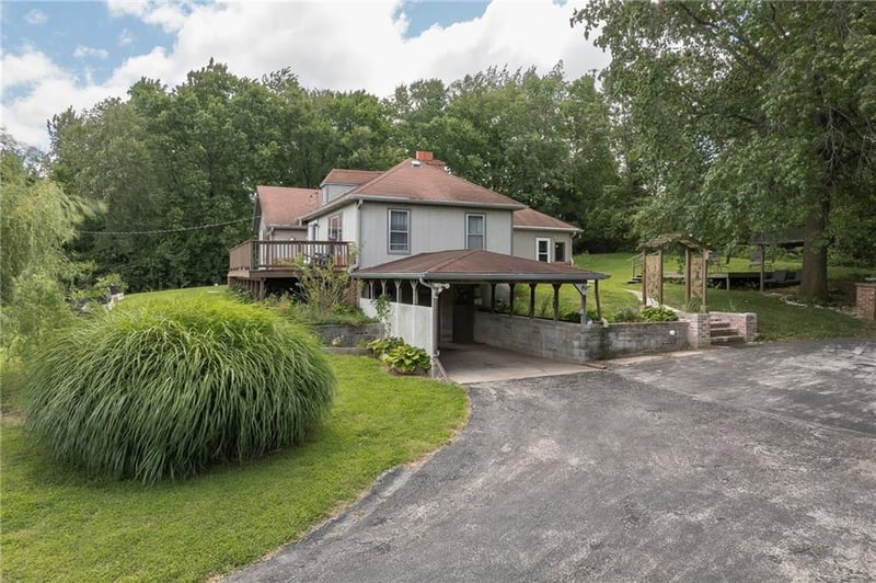2716 Cook Rd, St Joseph, MO 64505