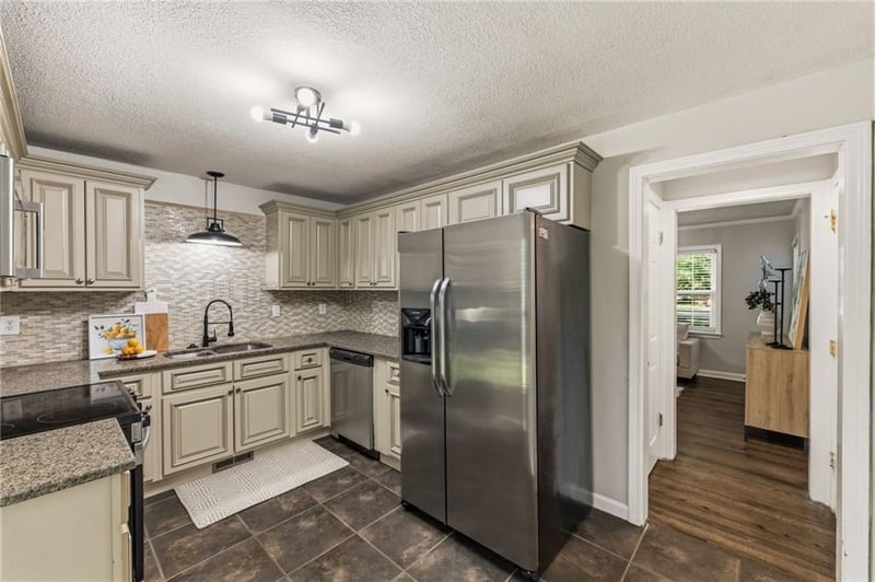 6739 Roe Ave, Prairie Village, KS 66208