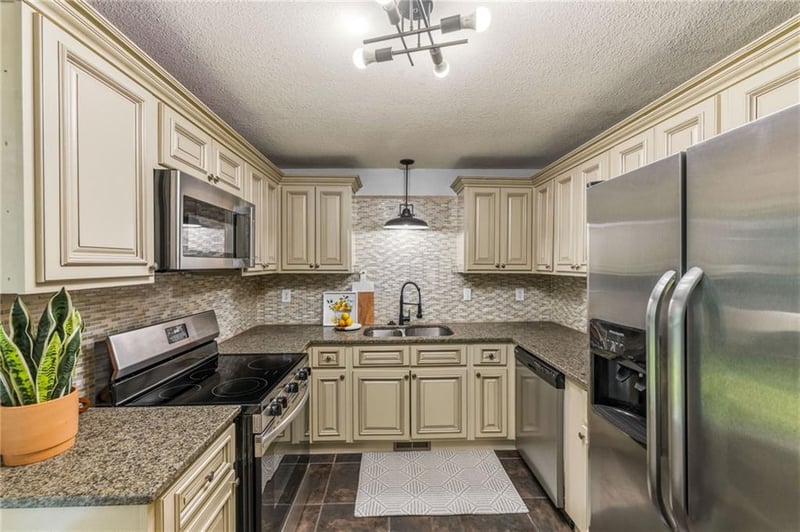 6739 Roe Ave, Prairie Village, KS 66208