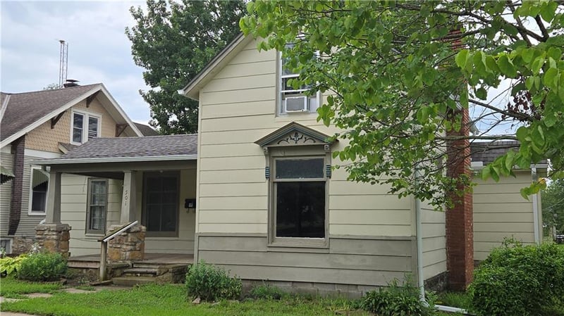 501 Piankishaw St, Paola, KS 66071