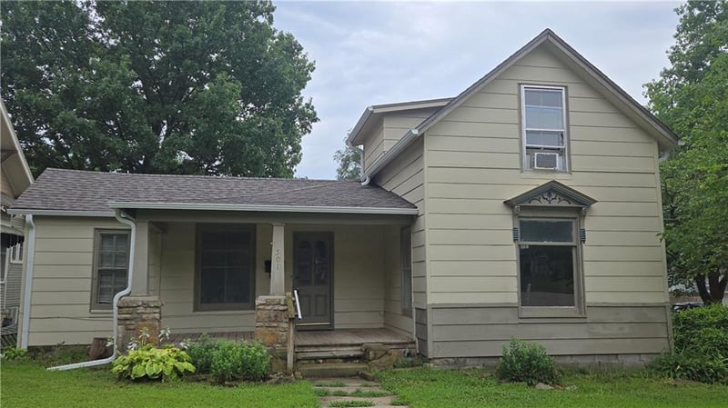 501 Piankishaw St, Paola, KS 66071