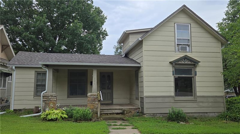 501 Piankishaw St, Paola, KS 66071