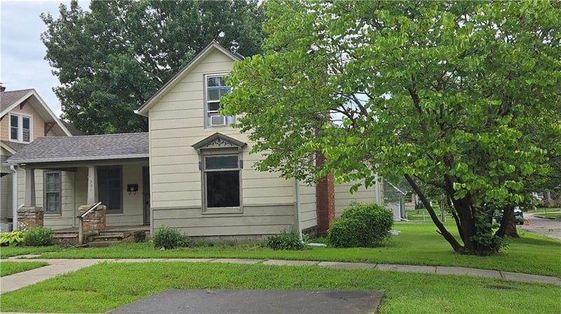 501 Piankishaw St, Paola, KS 66071