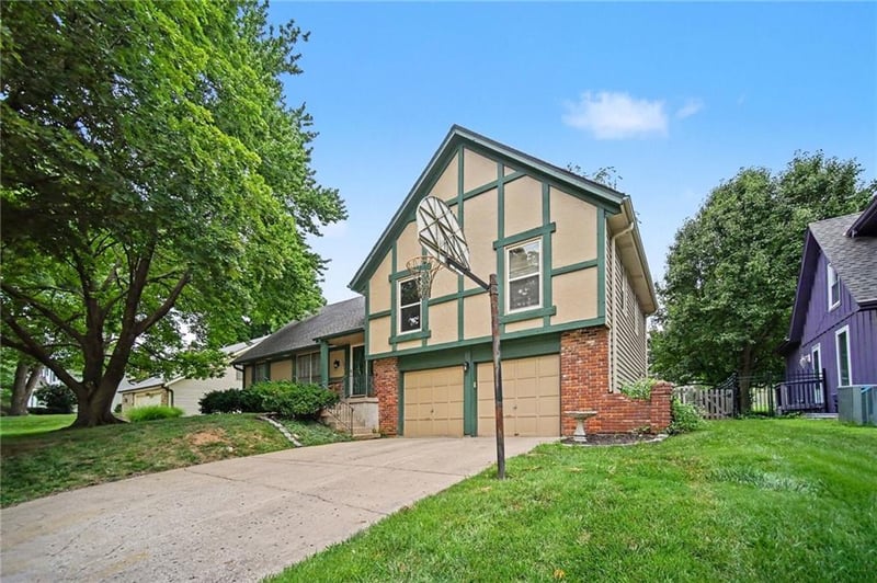 12904 W 70th Ter, Shawnee, KS 66216