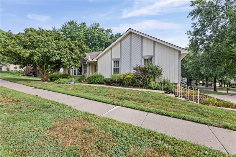8210 Virginia Ave, Kansas City, MO 64118