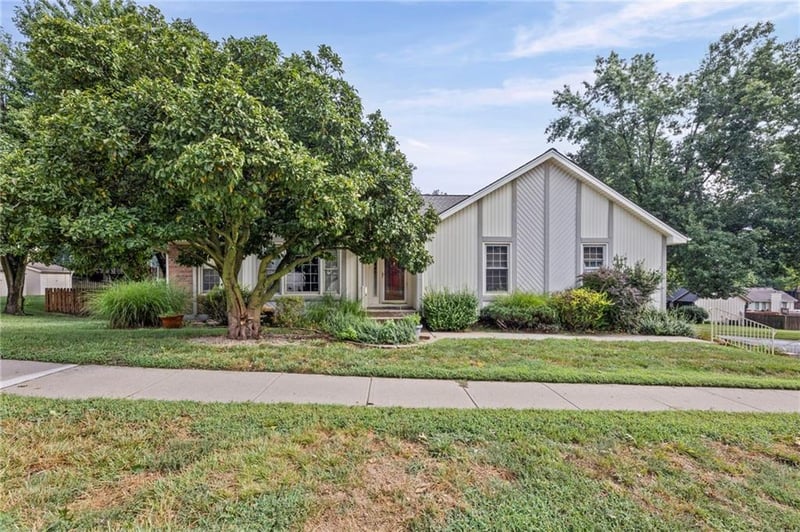 8210 Virginia Ave, Kansas City, MO 64118