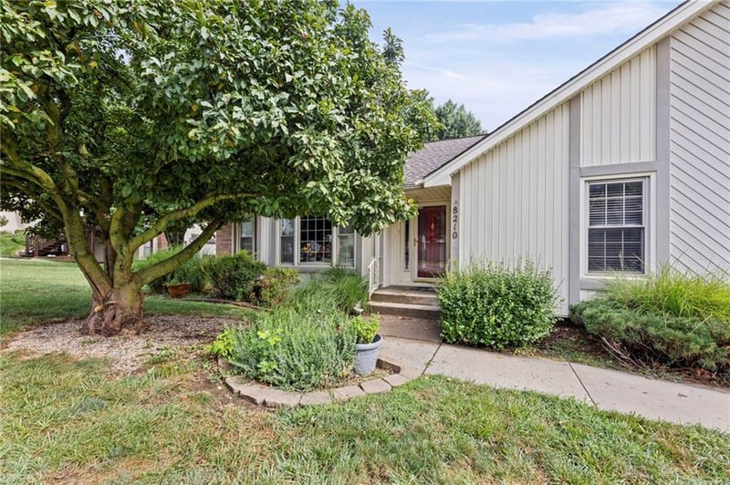 8210 Virginia Ave, Kansas City, MO 64118