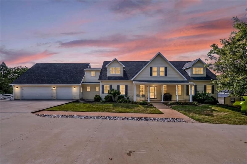 1403 Paxton St, Mound City, MO 64470