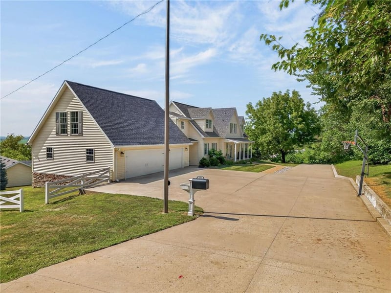 1403 Paxton St, Mound City, MO 64470