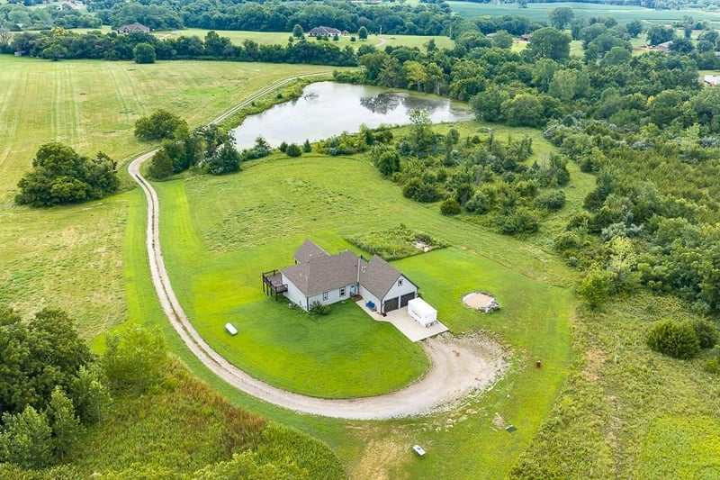 21815 187th St, Tonganoxie, KS 66086