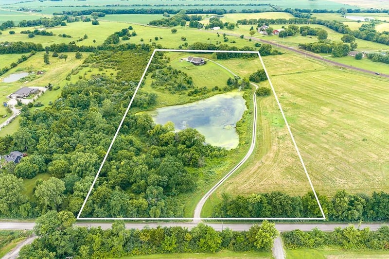 21815 187th St, Tonganoxie, KS 66086