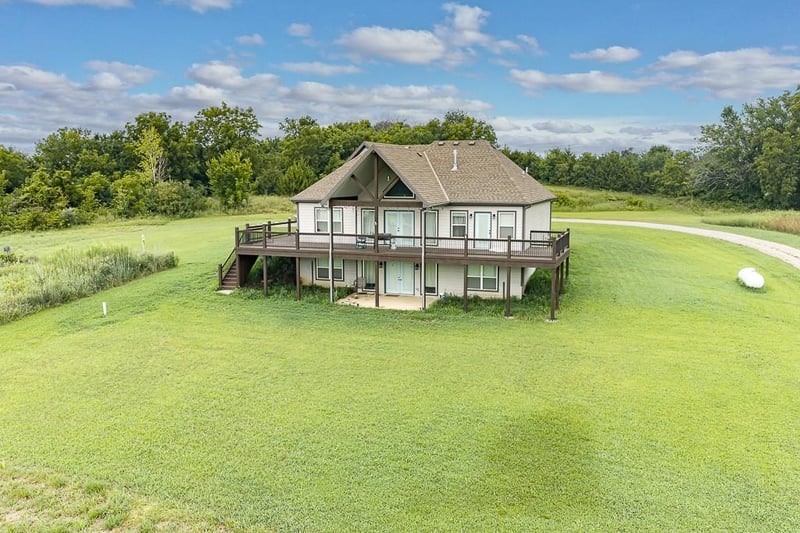 21815 187th St, Tonganoxie, KS 66086