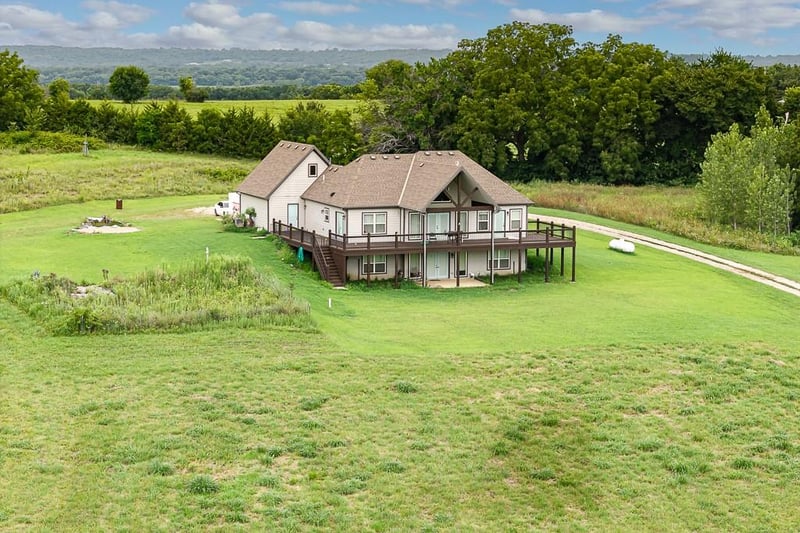 21815 187th St, Tonganoxie, KS 66086