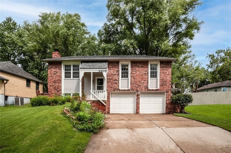 2409 Salem Ct, Blue Springs, MO 64015