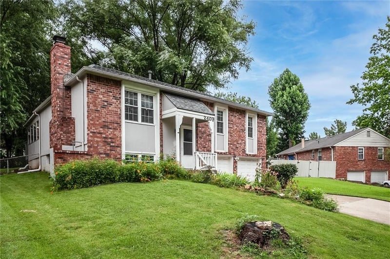 2409 Salem Ct, Blue Springs, MO 64015