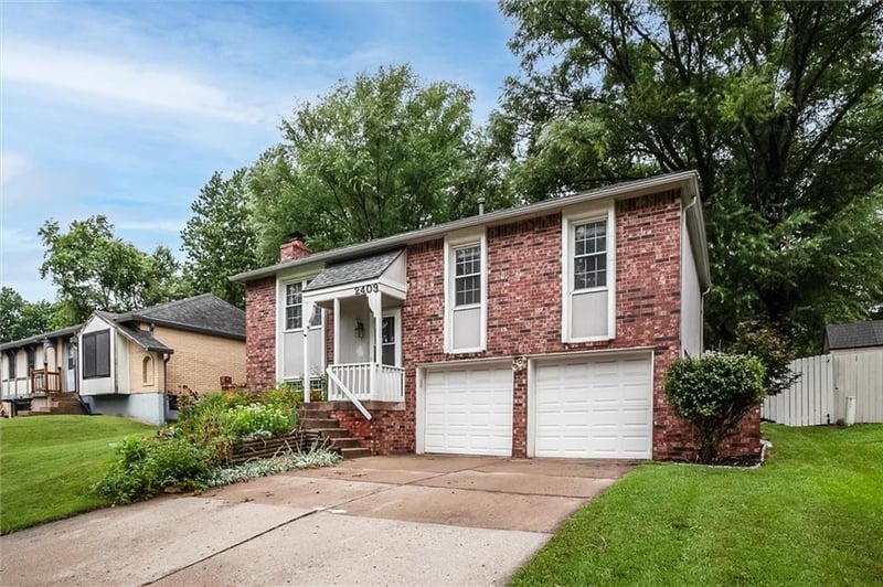 2409 Salem Ct, Blue Springs, MO 64015