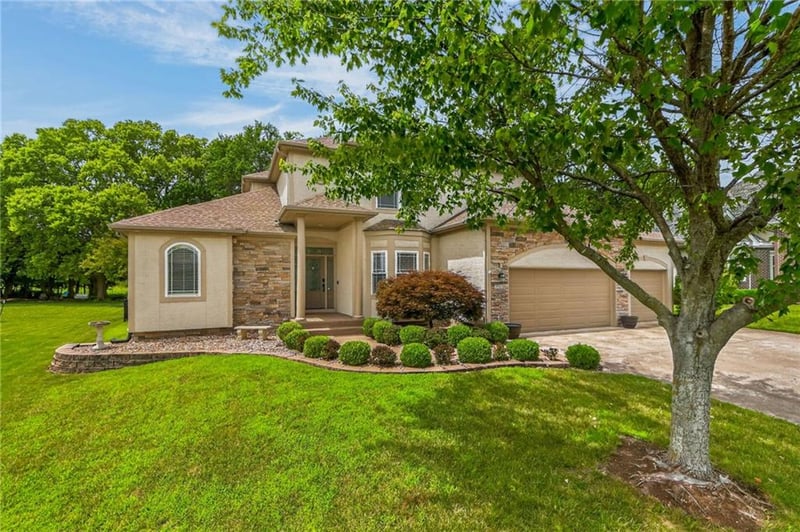 2529 Kristin Dr, Lee's Summit, MO 64082