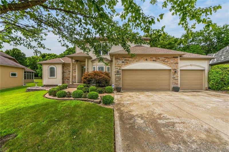 2529 Kristin Dr, Lee's Summit, MO 64082