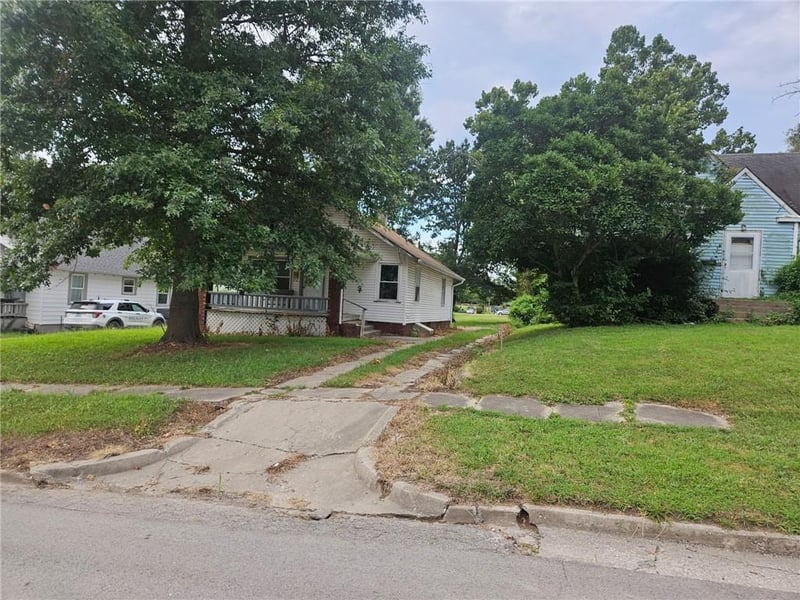 413 22nd St, Higginsville, MO 64037
