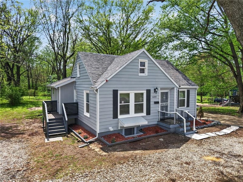 6315 Red Bridge Rd, Kansas City, MO 64134