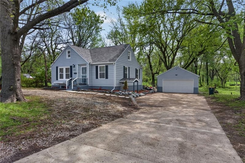 6315 Red Bridge Rd, Kansas City, MO 64134