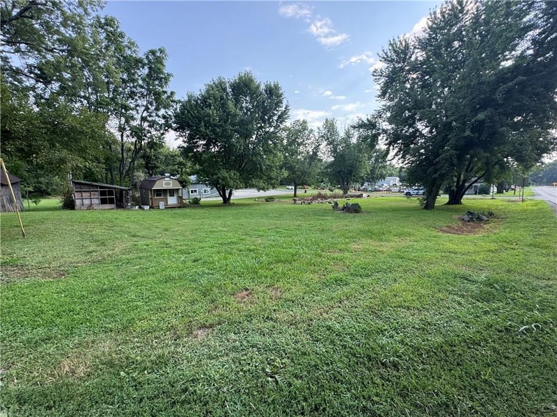 402 3rd St, Mound City, MO 64470