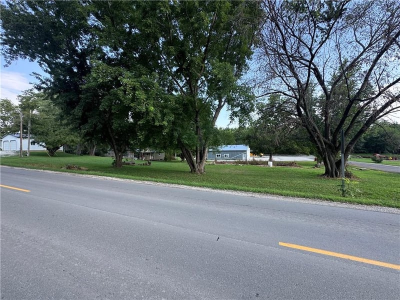 402 3rd St, Mound City, MO 64470